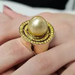Anello con Perla Gold a goccia e Diamanti Gialli a giro foto indossata