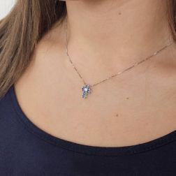 Collana con croce di zaffiri blu centro diamante - Larghezza 8.3mm foto indossata
