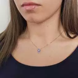 Collana con croce di zaffiri blu centro diamante - Larghezza 8.3mm foto indossata