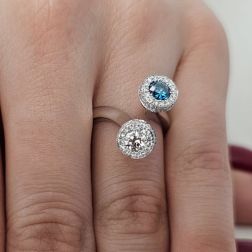 Anello Steli Diamanti e Diamante Blu in Oro Bianco foto indossata