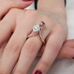 Anello Steli Diamanti e Rubino in Oro Rosa e Bianco foto indossata