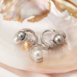 Contrariè Tahitian and Australian Pearl ring with Diamonds
