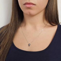 Collana con Croce di Diamanti Neri e 1 Bianco - Larghezza 8.3mm foto indossata