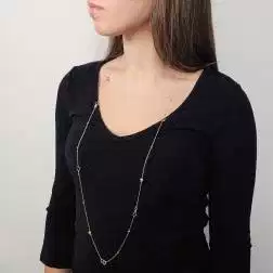 Collana Laccio lungo 103 cm con cerchi e palline foto indossata