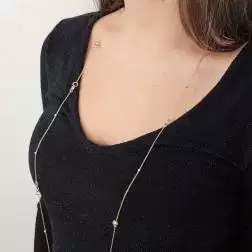 Collana Laccio lungo 103 cm con cerchi e palline foto indossata