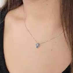 Collana con Croce 5 Zaffiri Blu e Diamante - Larghezza 6.7mm foto indossata