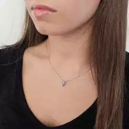 Collana con Croce 5 Zaffiri Blu e Diamante - Larghezza 6.7mm foto indossata