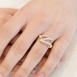 Anello Design Intrecciato con Diamanti in Oro Rosa e Bianco foto indossata