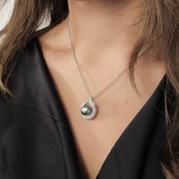 Photo of worn I Pearl You Necklace 107 Diamonds and Tahitian Pearl