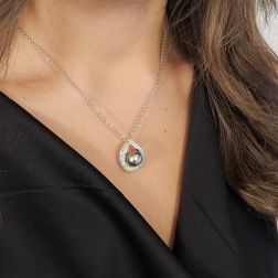 Photo of worn I Pearl You Necklace 107 Diamonds and Tahitian Pearl