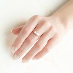 Anello Trilogy Wave 0,57ct Diamanti certificati GIA foto indossata