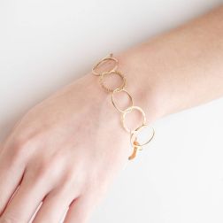 Bracciale Catena a Cerchi alternati Martellati e Lucidi foto indossata