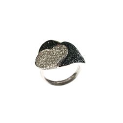 Anello Pavè Doppio Cuore con Diamanti Neri e Bianchi in Oro Bianco 18kt