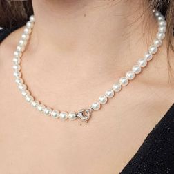 Collana Perle Akoya moschettone incavato con Diamanti in Oro Bianco foto indossata