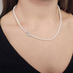 Collana Perle Akoya 4mm moschettone 12 Diamanti in Oro Bianco foto indossata