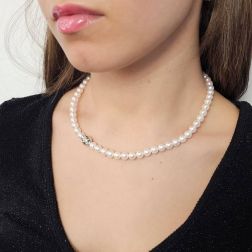 Collana Perle Akoya 6.5mm chiusura Sfera 18 Diamanti in Oro Bianco foto indossata