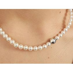 Collana Perle Akoya 6.5mm chiusura Sfera 18 Diamanti in Oro Bianco foto indossata