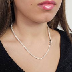 Collana Perle Akoya 4mm chiusura tonda incavata in Oro Bianco foto indossata