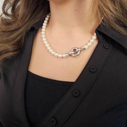 Collana Perle Akoya con chiusura anello a cavallotto in Oro Bianco foto indossata