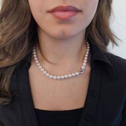Collana Perle Akoya chiusura Gancio Tondo con Rubini e Diamanti foto indossata