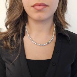 Collana Perle Akoya grigie chiusura ovale a cassetta Bicolor foto indossata