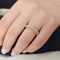 Anello Veretta Eternity in Platino e 24 Diamanti foto indossata