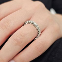 Anello Veretta Eternity in Platino e 24 Diamanti foto indossata
