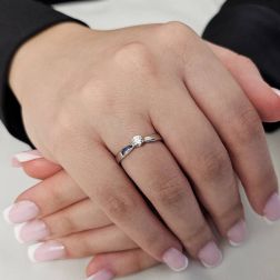 Photo of worn Solitaire Band Diamond 0.19ct GIA