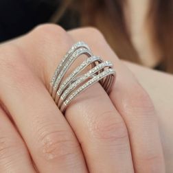 Anello Design 5 archi con 105 Diamanti in Oro Bianco foto indossata