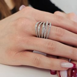 Anello Design 5 archi con 105 Diamanti in Oro Bianco foto indossata