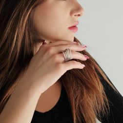 Anello Design 5 archi con 105 Diamanti in Oro Bianco foto indossata