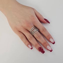 Anello Design 5 archi con 105 Diamanti in Oro Bianco foto indossata