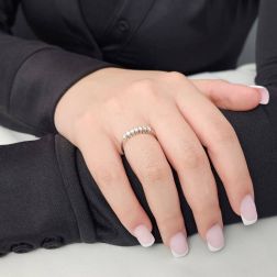 Veretta 7 Diamanti - Larghezza 3mm - Oro Bianco foto indossata