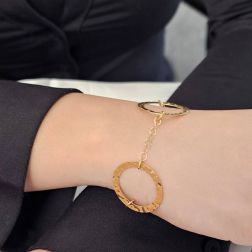 Bracciale Cerchi Martellati e Catena Brillantata in Oro Giallo foto indossata