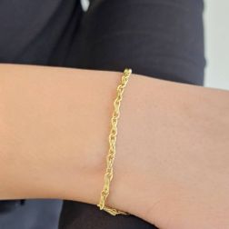 Bracciale Catena Infinito a filo Rigato in Oro Giallo foto indossata