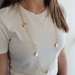 Collana Laccio 93cm catena a Cerchi con piastre Lucide e Satinate foto indossata