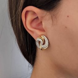 Orecchini Intreccio con 152 Diamanti in Oro Giallo e Bianco foto indossata