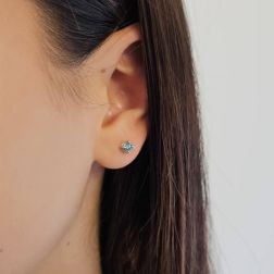Orecchini Punto Luce classico con Diamanti Blu 0,40ct Foto indossata