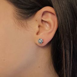 Orecchini Fiori con Diamanti Blu foto indossata