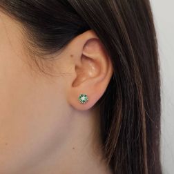 Orecchini Fiori con Diamanti e Smeraldi piccoli foto indossata
