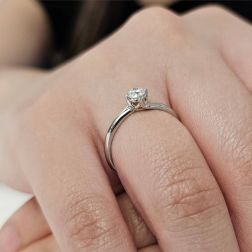 Photo of worn Solitaire "Love Panarea" GIA Diamond 0.30ct Platinum