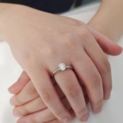 Photo of worn Solitaire "Blossom" 1.00ct GIA Diamond Platinum