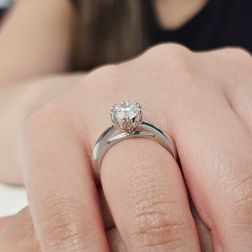Photo of worn Solitaire "Blossom" 1.00ct GIA Diamond Platinum