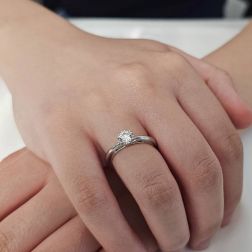 Solitario "Blossom" Diamante GIA da 0.54ct Platino foto indossata