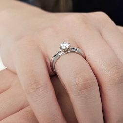 Solitario "Blossom" Diamante GIA da 0.54ct Platino foto indossata