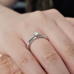 Photo of worn Solitaire "Blossom" 0.30ct GIA Diamond Platinum