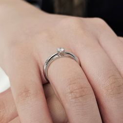 Photo of worn Solitaire "Blossom" 0.19ct GIA Diamond Platinum
