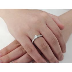 Solitario "Bridge" Diamante GIA da 0.53ct Contorno Griffato Platino foto indossata