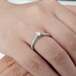Solitario "Bridge" Diamante GIA da 0.38ct Contorno Griffato Platino foto indossata