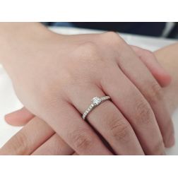 Photo of worn Solitaire "Bridge" 0.30ct GIA Diamond Platinum Signature Edge